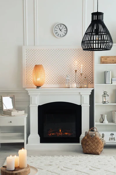 美しい暖炉とリビングルームで異なる装飾 インテリアデザイン — ストック写真