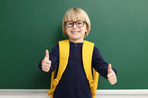 Happy Little School Dziecko Plecakiem Pokazując Kciuki Górę Pobliżu Tablicy — Zdjęcie stockowe