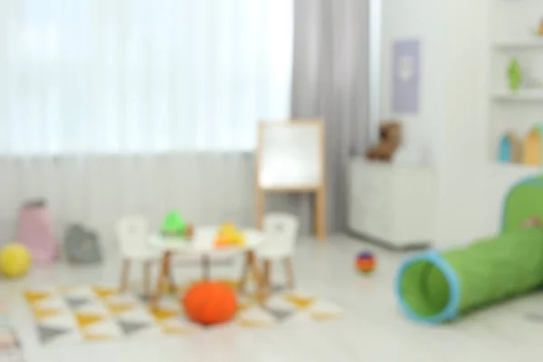 Wazig Zicht Kinderspeelkamer Met Verschillende Speeltjes Meubels Stijlvolle Kleuterschool Interieur — Stockfoto