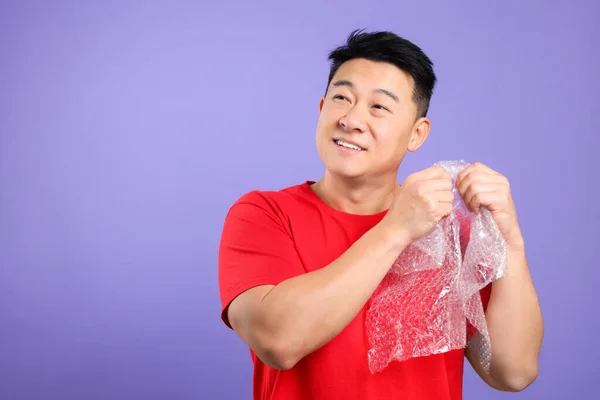 Gelukkige Aziatische Man Met Bubbel Wrap Paarse Achtergrond Ruimte Voor — Stockfoto