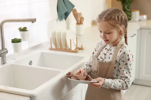 Маленькая Девочка Вытирает Тарелку Полотенцем Кухне — стоковое фото