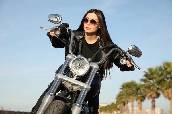 Beautiful Young Woman Riding Motorcycle Sunny Day — Φωτογραφία Αρχείου