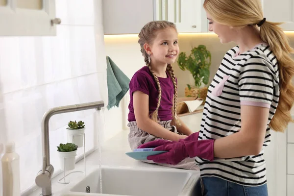 Μητέρα Πλυντήριο Πιάτων Ενώ Μιλάμε Την Κόρη Στην Κουζίνα — Φωτογραφία Αρχείου