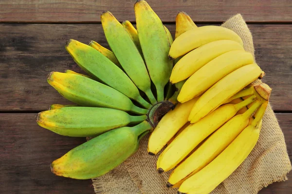 Различные Виды Бананов Деревянном Столе Плоский Уголок — стоковое фото