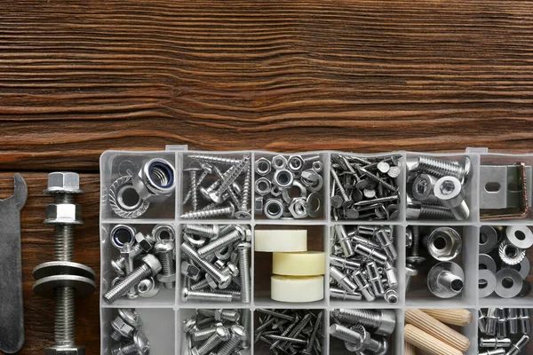 Plastikowe Pudełko Różnymi Meblami Narzędziami Drewnianym Stole Płaskie Układanie — Zdjęcie stockowe