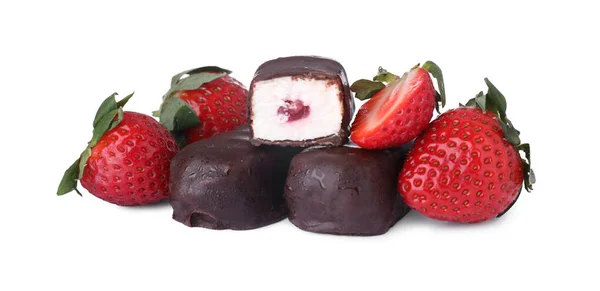 Delicious Glazed Curd Snacks Fresh Strawberries Isolated White — Stock Fotó