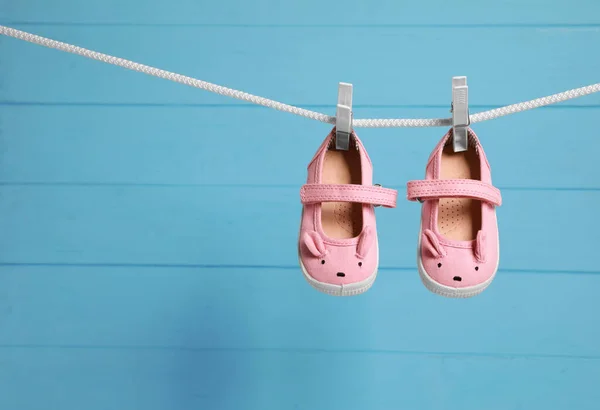 Zapatos Bebé Rosa Secándose Línea Lavado Contra Pared Madera Azul —  Fotos de Stock