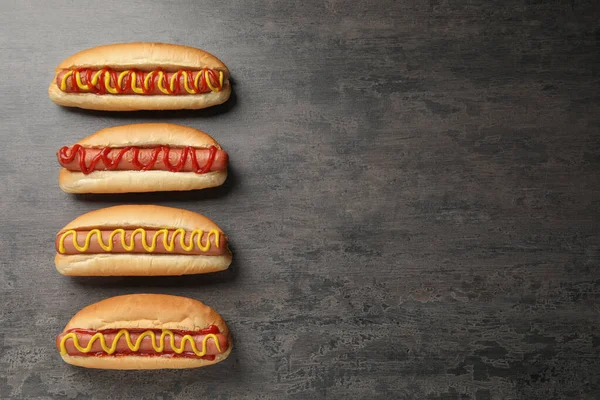 Heerlijke Hotdogs Met Mosterd Ketchup Grijze Tafel Plat Gelegd Ruimte — Stockfoto