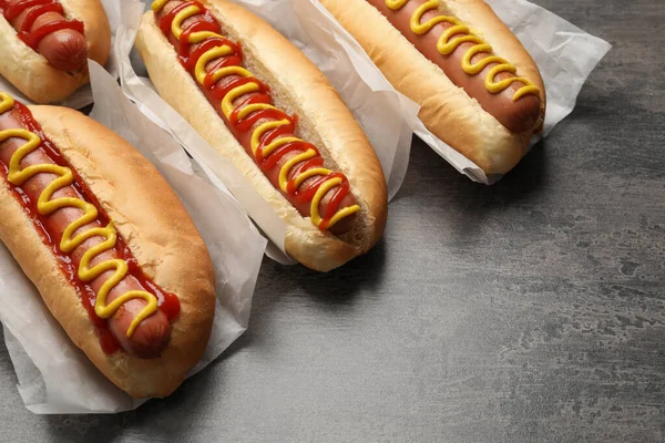 Lahodné Hot Dogy Hořčicí Kečupem Šedém Stole Detailní Záběr Mezera — Stock fotografie