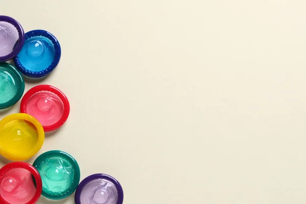 Preservativos Coloridos Sobre Fundo Bege Flat Lay Espaço Para Texto — Fotografia de Stock