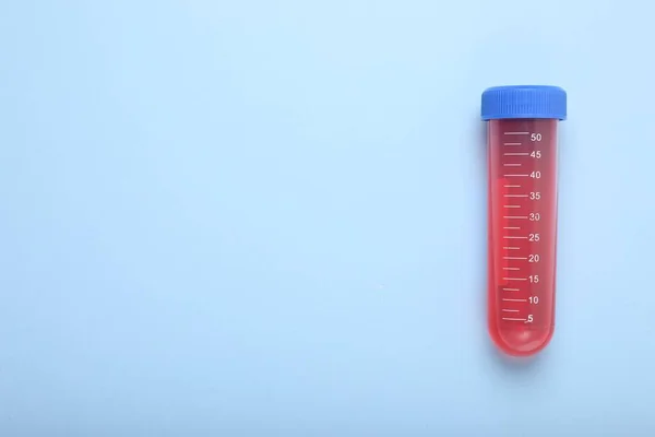 Reagenzglas Mit Flüssigkeit Auf Hellblauem Hintergrund Draufsicht Und Platz Für — Stockfoto