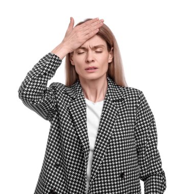 Beyaz arka planda takım elbiseli güzel bir iş kadını.