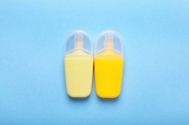 Açık mavi arkaplanda iki işaret, düz uzanmış.