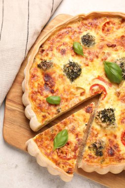 Açık gri masada nefis ev yapımı sebzeli kiş.