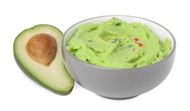 Bir kase lezzetli guacamole ve taze avokado.