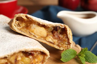 Elmalı, fındıklı ve kuru üzümlü lezzetli meyveli börek, yakın plan.