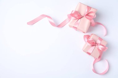 Beyaz arka planda güzel hediye kutuları, düz yatış. Metin için boşluk