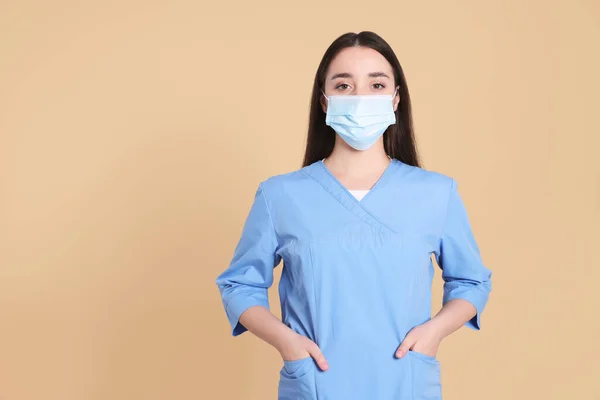 Enfermeira Usando Máscara Protetora Fundo Marrom Claro Espaço Para Texto — Fotografia de Stock