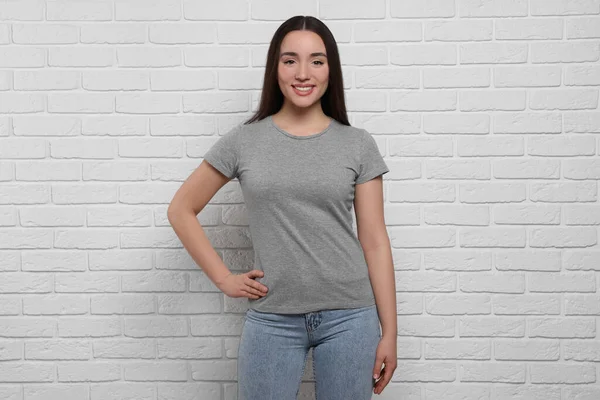 Mulher Vestindo Elegante Camiseta Cinza Perto Parede Tijolo Branco — Fotografia de Stock