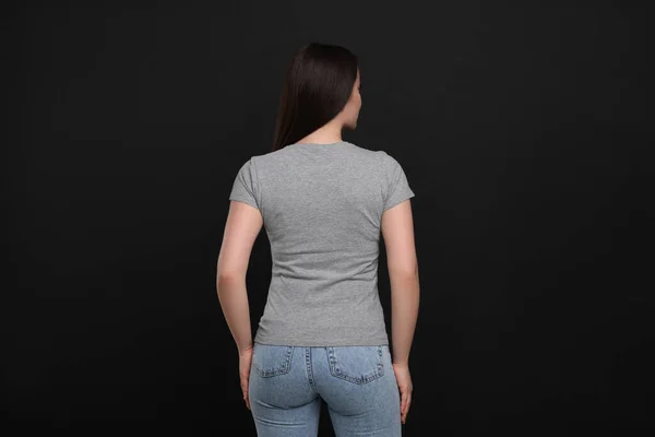 Mulher Vestindo Camiseta Cinza Fundo Preto Visão Traseira — Fotografia de Stock