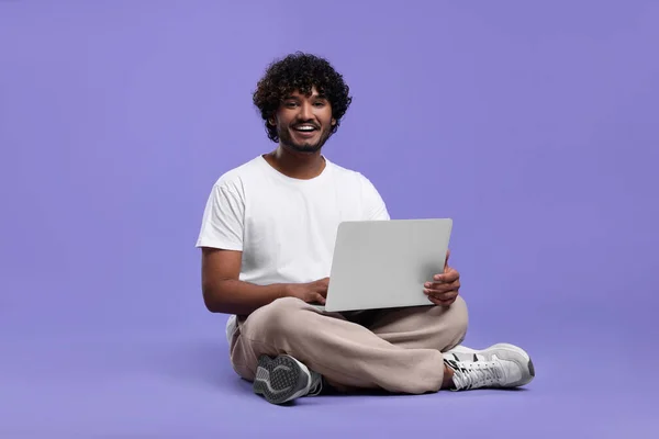 Homem Feliz Com Laptop Fundo Roxo Espaço Para Texto — Fotografia de Stock