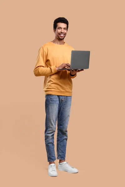 Homem Feliz Com Laptop Fundo Bege — Fotografia de Stock