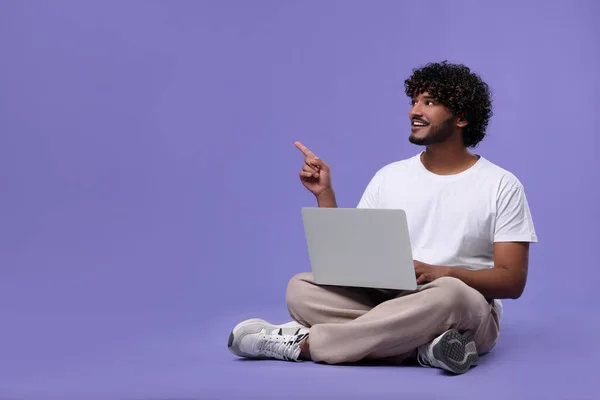 Homem Feliz Com Laptop Fundo Roxo Espaço Para Texto — Fotografia de Stock