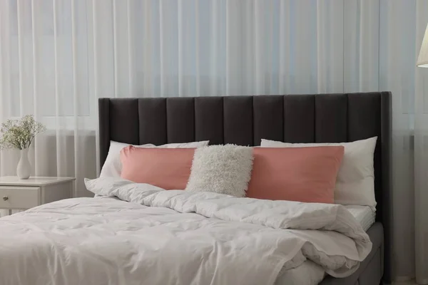 침대와 침대위가 아름다운 — 스톡 사진