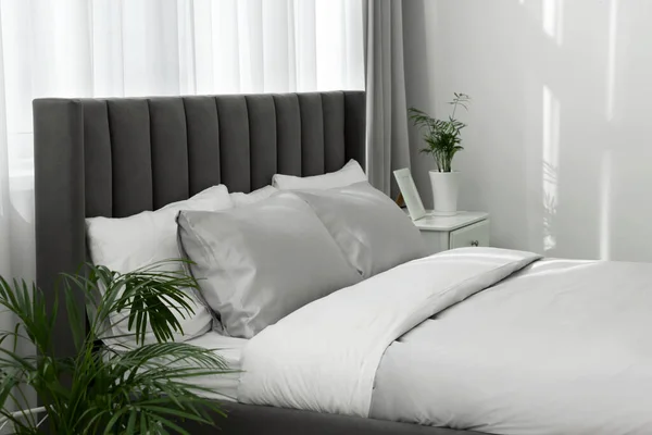 Κομψό Εσωτερικό Υπνοδωμάτιο Άνετο Κρεβάτι Και Όμορφα Φυτά Εσωτερικού Χώρου — Φωτογραφία Αρχείου