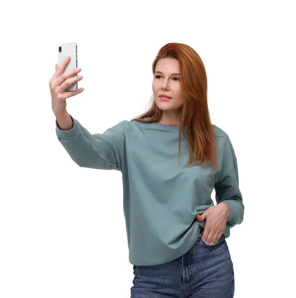 Mulher Bonita Tomando Selfie Fundo Branco — Fotografia de Stock