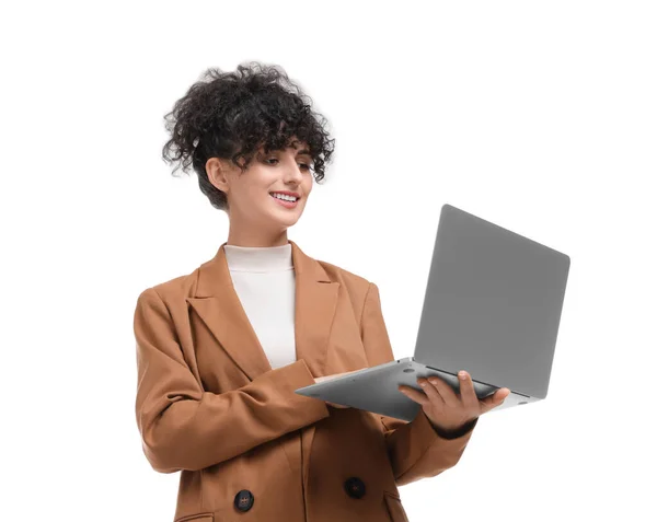 漂亮而快乐的女商人 带着白色背景的笔记本电脑 — 图库照片
