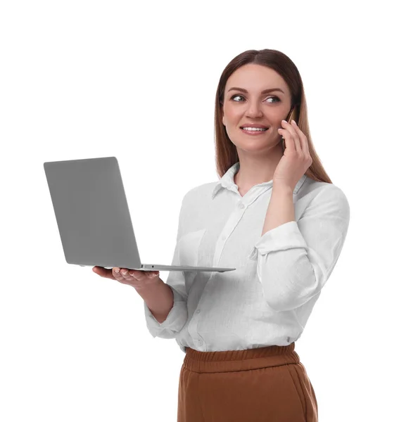 Piękna Bizneswoman Laptopem Rozmawia Przez Telefon Białym Tle — Zdjęcie stockowe