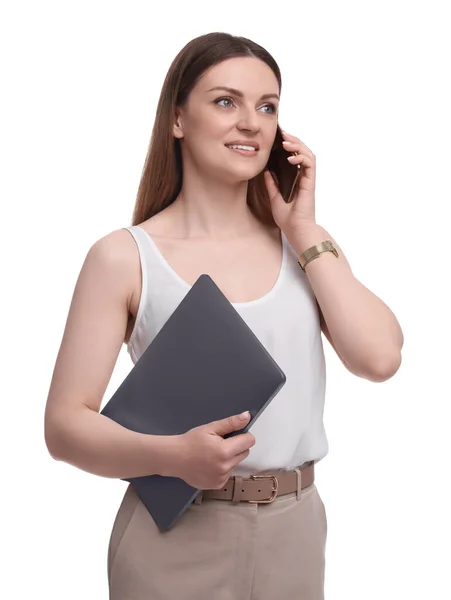 白い背景にスマートフォンで話してノートパソコンを持つ美しいビジネス女性 — ストック写真