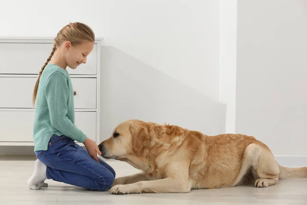 Cute Child Her Labrador Retriever Floor Home Adorable Pet — Stock Photo, Image