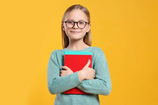 Πορτρέτο Του Χαριτωμένο Κορίτσι Γυαλιά Βιβλία Πορτοκαλί Φόντο — Φωτογραφία Αρχείου