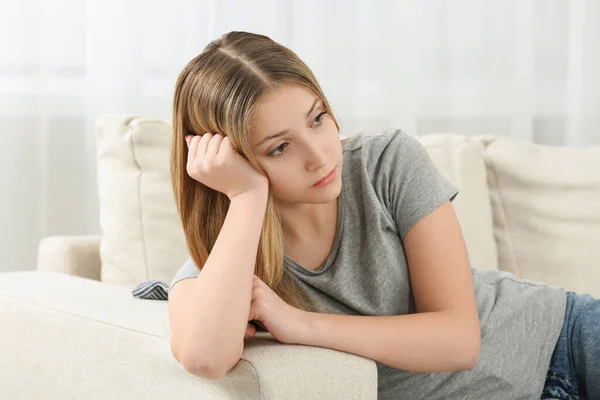 Verärgerter Teenager Sitzt Allein Auf Sofa Hause — Stockfoto