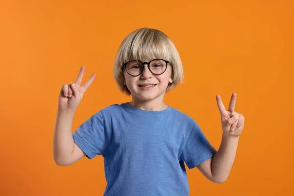 Söt Liten Pojke Bär Glasögon Orange Bakgrund — Stockfoto