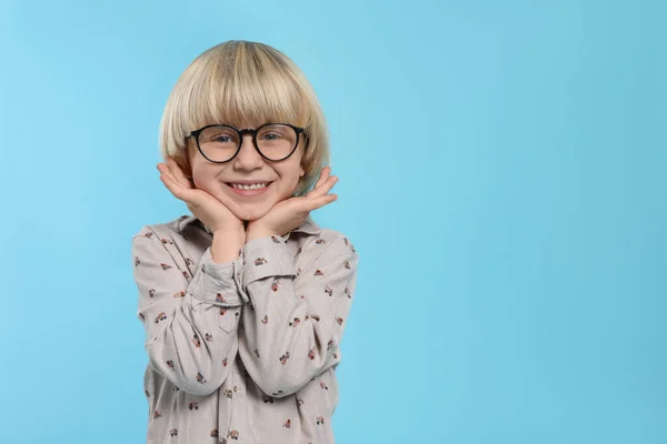 Netter Kleiner Junge Mit Brille Auf Hellblauem Hintergrund Platz Für — Stockfoto