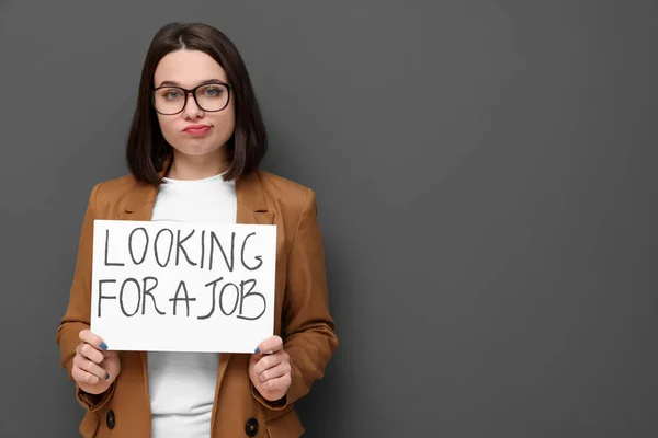 Молода Безробітна Жінка Тримає Знак Фразою Шукаю Роботу Сірому Фоні — стокове фото