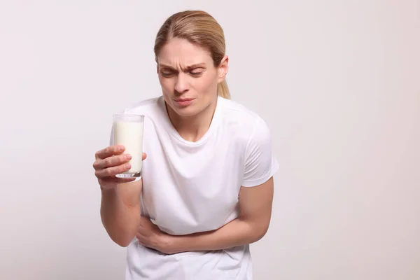 Kvinna Med Glas Mjölk Som Lider Laktosintolerans Vit Bakgrund Utrymme — Stockfoto