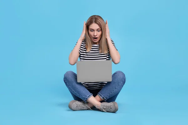 Açık Mavi Arka Planda Dizüstü Bilgisayarı Olan Duygusal Bir Kadın — Stok fotoğraf
