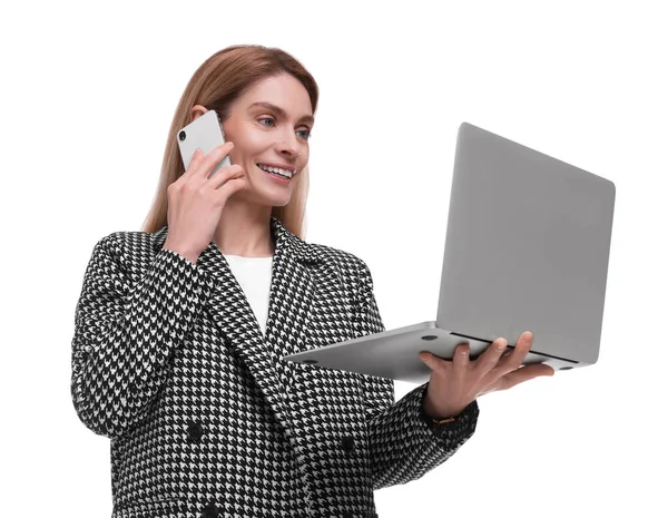 白い背景にスマートフォンで話してノートパソコンを持つ美しい幸せなビジネス女性 — ストック写真