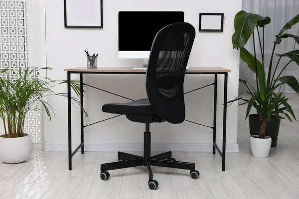 Stilvolles Interieur Mit Bequemem Bürostuhl Schreibtisch Und Zimmerpflanzen — Stockfoto