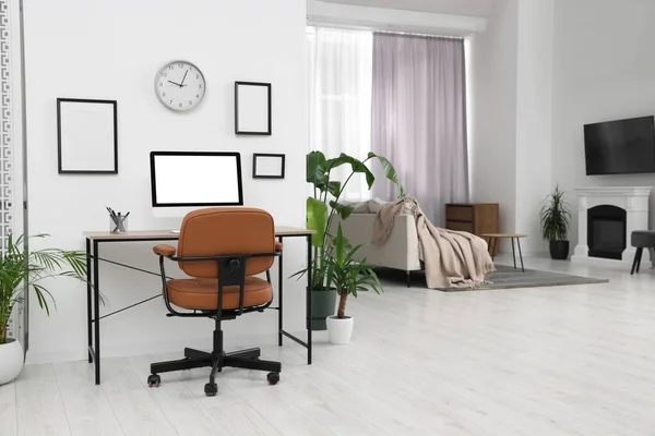 Interior Elegante Quarto Com Cadeira Escritório Confortável Mesa Plantas Sala — Fotografia de Stock