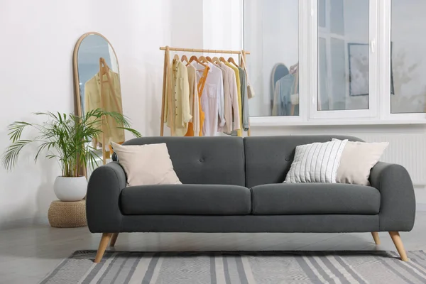 风格新颖的客厅 内饰舒适的灰色沙发和衣架 — 图库照片