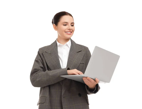 Beyaz Arka Planda Dizüstü Bilgisayar Kullanan Güzel Bir Kadını — Stok fotoğraf
