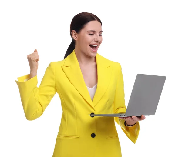 Όμορφη Ευτυχισμένη Επιχειρηματίας Κίτρινο Κοστούμι Φορητό Υπολογιστή Λευκό Φόντο — Φωτογραφία Αρχείου