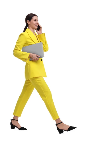 Όμορφη Επιχειρηματίας Κίτρινο Κοστούμι Φορητό Υπολογιστή Μιλάμε Για Smartphone Λευκό — Φωτογραφία Αρχείου