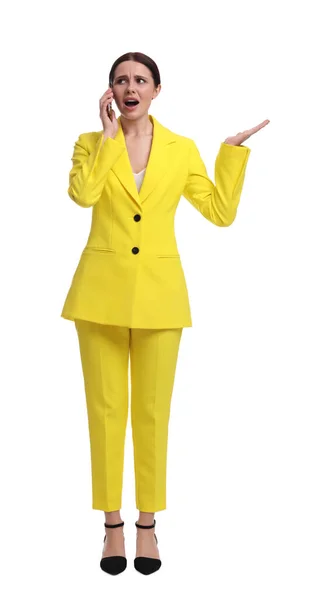 Schöne Geschäftsfrau Gelben Anzug Spricht Auf Smartphone Vor Weißem Hintergrund — Stockfoto
