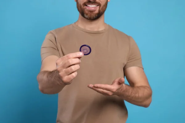 파란색 배경에 콘돔을 클로즈업 — 스톡 사진